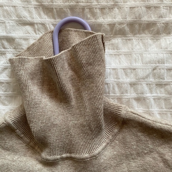 BRAND NEW Beautiful Turtleneck Sweater - Picture 3 of 4